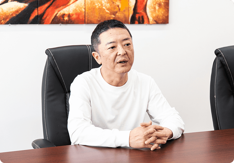 代表取締役社長　吉富 洋貴が座っている
